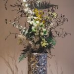 Raumgestaltung Vase in Schlagmetall silber mit Trockenblumen, Limonium, Farn und Seidenblumen in gelb und weiß