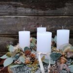 Adventkranz grau mit Trockenblumen und weißen Kerzen modern