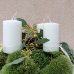 Polstermoos Adventkranz mit weißen Kerzen