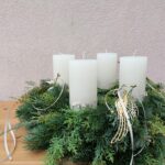 Adventkranz gemischtes Grün, Reisig, Kerzen weiß mit Engelsflügel